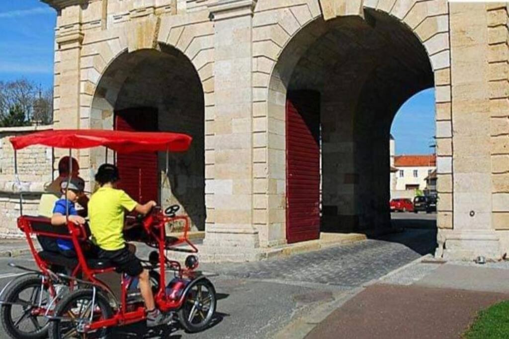 Appartement Proche Des Remparts Langres Bagian luar foto
